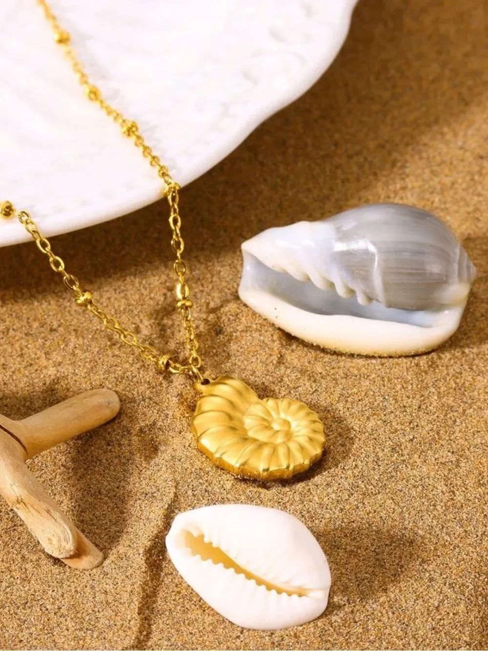 Gold Shell Pendant Necklace R708 - Picture 3 of 3